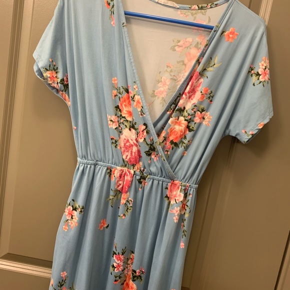 Beautiful v-cut dress with hidden pockets! - Picture 2 of 5